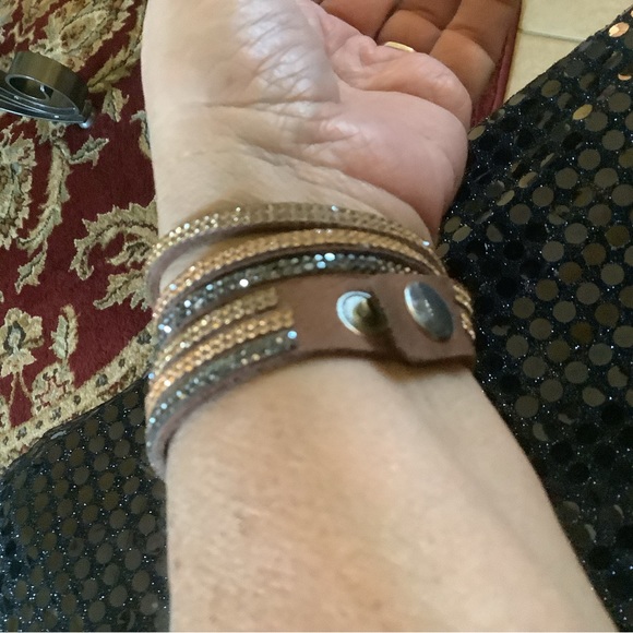 Bracelet earth tones stones twist around wrist snaps on ends very flashy🏝️🌞 - Picture 4 of 7